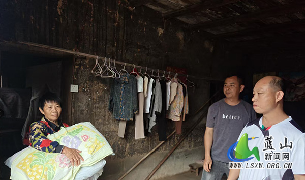祠堂圩镇：暴雨倾盆筑防线，紧急转移护民安.jpg