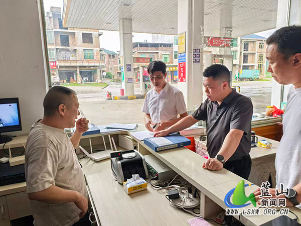 蓝山县纪委监委到祠堂圩镇开展安全生产专项监督检查.jpg 蓝山县纪委监委到祠堂圩镇开展安全生产专项监督检查.jpg