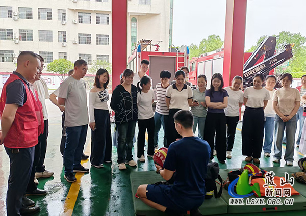 走进消防淬初心 绷紧防线守平安——蓝山县委编办开展消防安全主题党日活动.jpg 走进消防淬初心 绷紧防线守平安——蓝山县委编办开展消防安全主题党日活动.jpg
