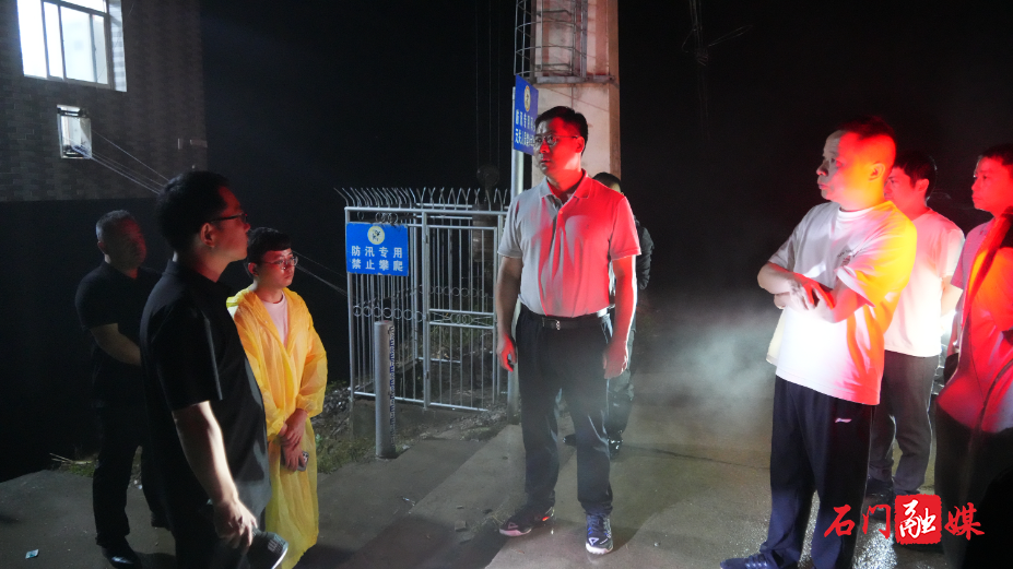 李长春深夜督导检查防汛工作3.jpg 李长春深夜督导检查防汛工作3.jpg
