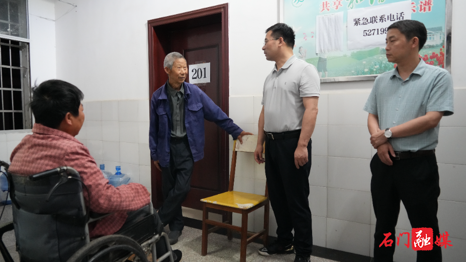 李长春深夜督导检查防汛工作2.jpg 李长春深夜督导检查防汛工作2.jpg