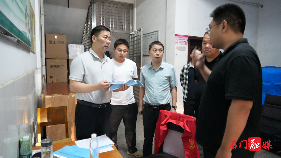 李长春深夜督导检查防汛工作1.jpg 李长春深夜督导检查防汛工作1.jpg