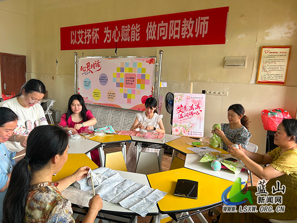 明德实验小学“5·25”心理健康日开展教师团辅活动.jpg 明德实验小学“5·25”心理健康日开展教师团辅活动.jpg