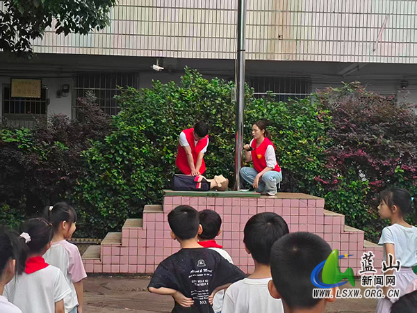塔峰镇第三完小开展防溺水安全演练活动.jpg 塔峰镇第三完小开展防溺水安全演练活动.jpg