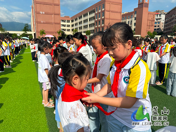 赤蓝桥小学举行2026年少先队新队员入队仪式.jpg 赤蓝桥小学举行2026年少先队新队员入队仪式.jpg