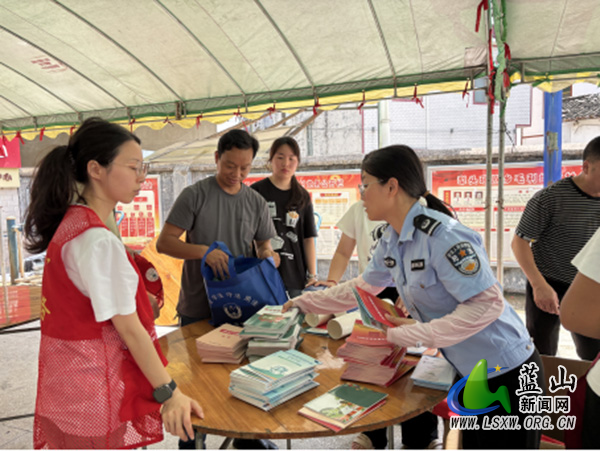 蓝山县司法局开展“民法典宣传月”专题法治宣传活动222.jpg 蓝山县司法局开展“民法典宣传月”专题法治宣传活动222.jpg