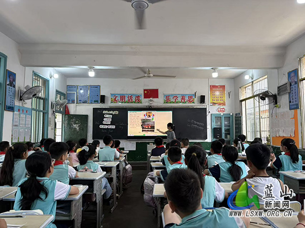 塔峰镇三完小:激发教师创新热情 推进校本教研工作.jpg 塔峰镇三完小:激发教师创新热情 推进校本教研工作.jpg