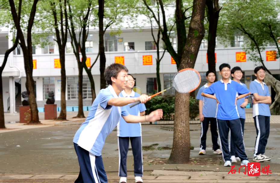 抗洪少年舒梽高重返校园 续写新时代少年篇章4.png 抗洪少年舒梽高重返校园 续写新时代少年篇章4.png