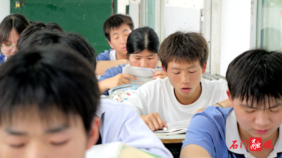 抗洪少年舒梽高重返校园 续写新时代少年篇章3.png 抗洪少年舒梽高重返校园 续写新时代少年篇章3.png