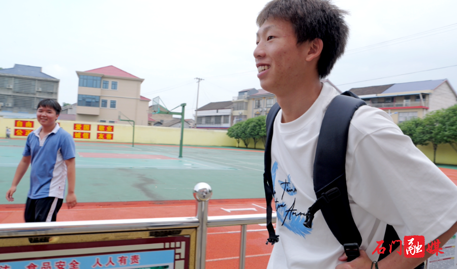 抗洪少年舒梽高重返校园 续写新时代少年篇章1.png 抗洪少年舒梽高重返校园 续写新时代少年篇章1.png