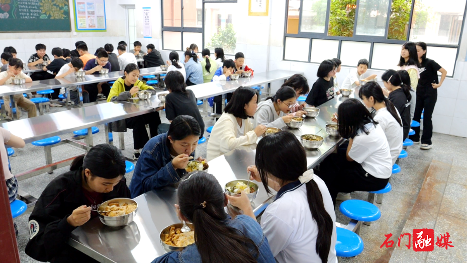 石门：吃好饭、睡好觉 一批“最需要的物资”驰援受灾校园7.png