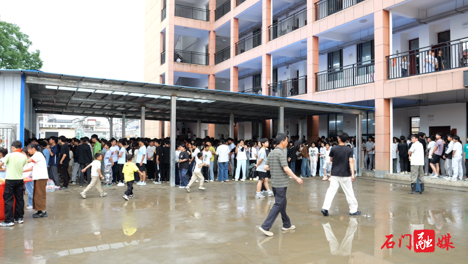 石门：吃好饭、睡好觉 一批“最需要的物资”驰援受灾校园10.png