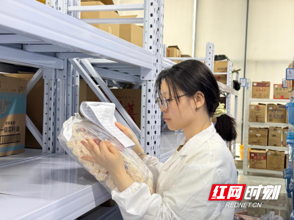 张银萍在核对拟捐赠的样品信息。.png