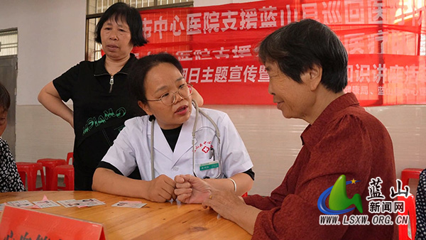 县中心医院:控烟义诊进基层 健康服务暖民心.jpg 县中心医院:控烟义诊进基层 健康服务暖民心.jpg