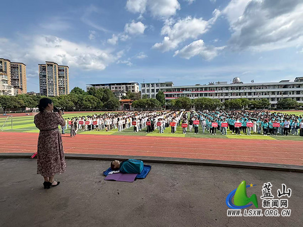 蓝山县湘江源中学开展防溺水应急安全演练活动.jpg 蓝山县湘江源中学开展防溺水应急安全演练活动.jpg