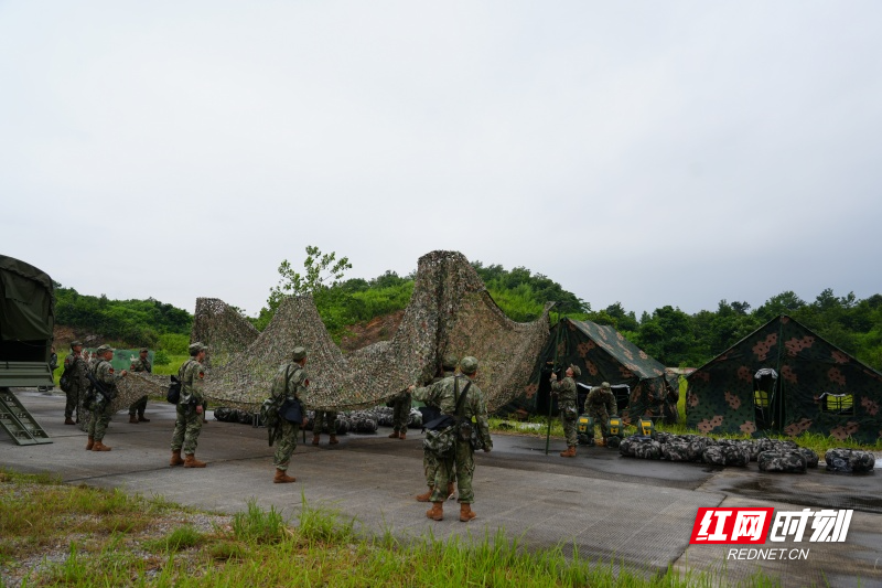 4.双清区民兵防化救援连化学污染洗消行动 (11)_副本.jpg