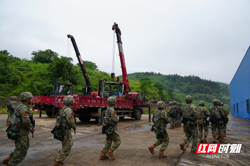 3.邵阳县民兵物资装卸排物资装卸载保障行动 (2)_副本.jpg