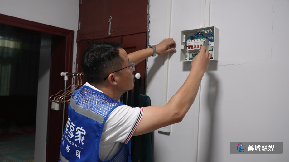 基层服务添助力 基层治理暖民心 城北街道破解老旧小区维修难题.mp4_000024.723.png 基层服务添助力 基层治理暖民心 城北街道破解老旧小区维修难题.mp4_000024.723.png