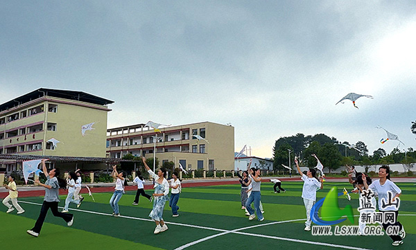 总市学校:风筝载心愿 减压助中考.jpg 总市学校:风筝载心愿 减压助中考.jpg