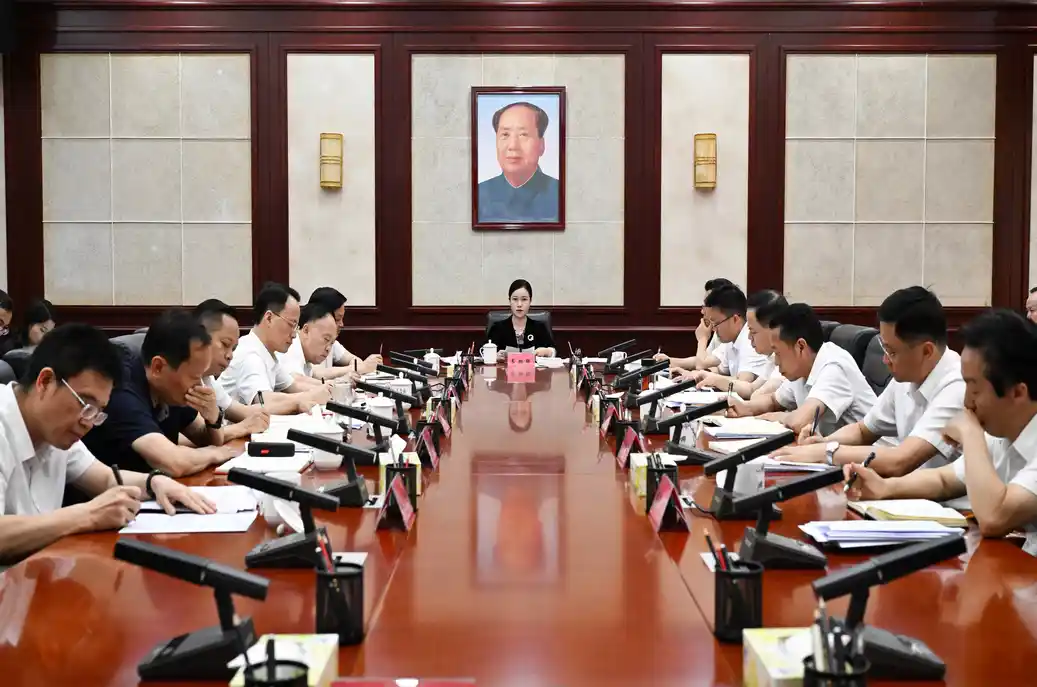 韦朝晖主持市委理论学习中心组集体学习