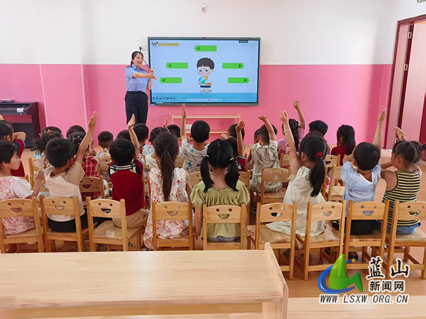 毛俊中心幼儿园邀请法治副校长进校园开展法治安全教育授课活动.jpg 毛俊中心幼儿园邀请法治副校长进校园开展法治安全教育授课活动.jpg