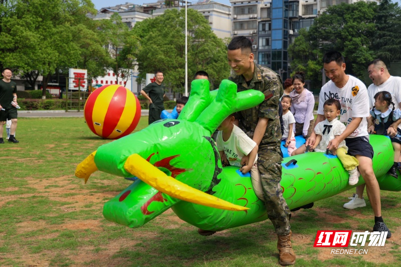 亲子趣味运动会，官兵与家属同场竞技_副本.jpg