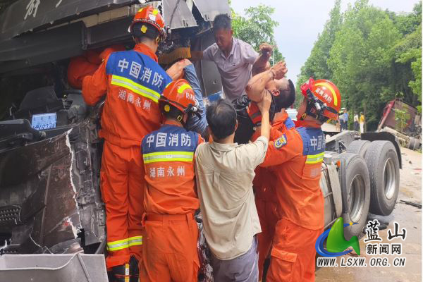 两车相撞司机被困 蓝山消防紧急破拆救援.jpg