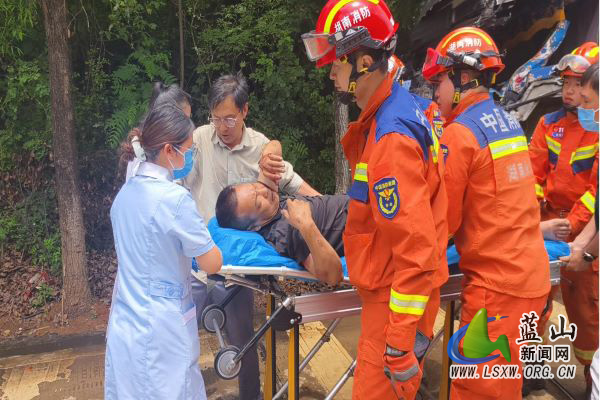 两车相撞司机被困 蓝山消防紧急破拆救援2.jpg