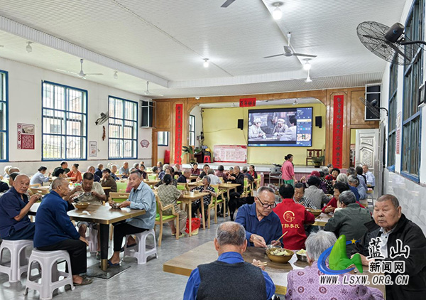暖心养老食堂 守护幸福夕阳——毛俊镇鹊峰村养老食堂温情服务高龄老人.jpg