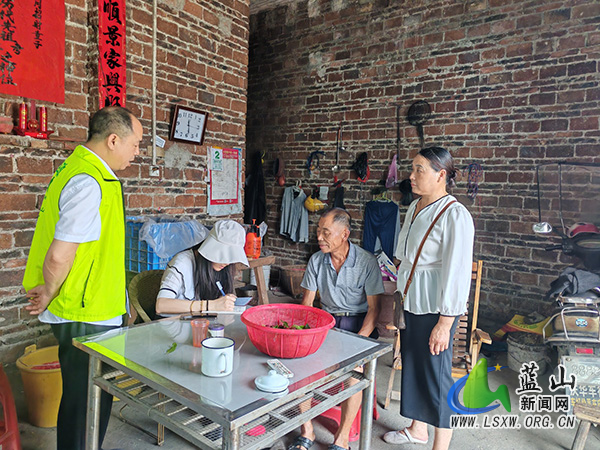 大桥瑶族乡：入户核查低保 守好民生“温暖线”.jpg