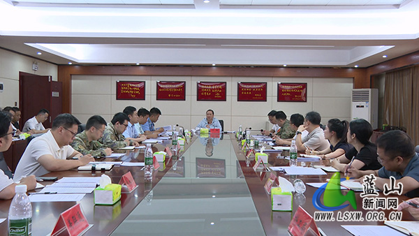 邓群到县人武部召开现场办公会.jpg