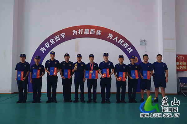砺剑赛场勇争先 蓝山消防再次斩获全市“精武杯”团体桂冠.jpg