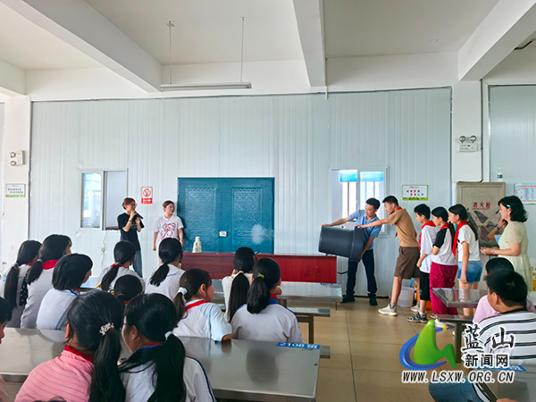 明德实验小学盛夏科学秀落幕 数名学子沉浸式解锁科学魅力.jpg