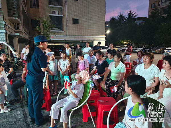 蓝山县消防救援大队开展夜间“错时”消防安全宣传活动.jpg