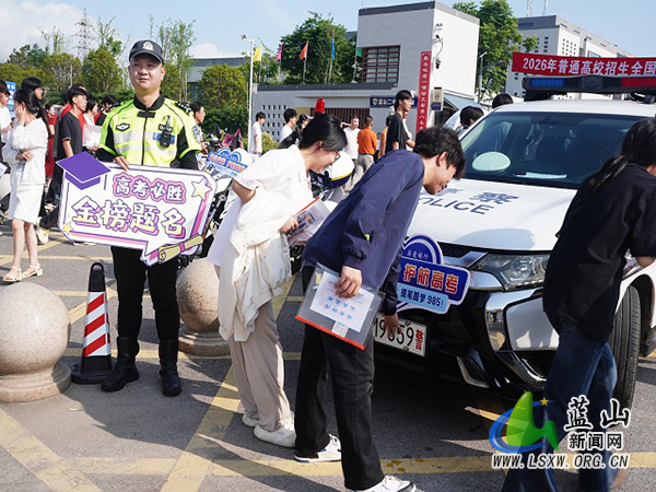 “985”警车护航高考,蓝山公安交管暖心送祝福.jpg “985”警车护航高考,蓝山公安交管暖心送祝福.jpg