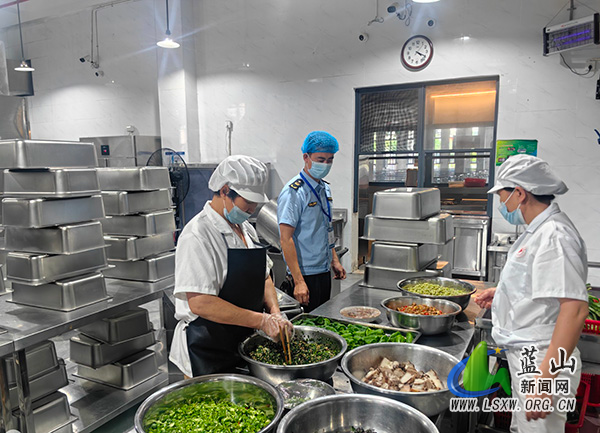 蓝山县市场监督管理局加强高考期间食品安全监管,为高考保驾护航1.jpg 蓝山县市场监督管理局加强高考期间食品安全监管,为高考保驾护航1.jpg
