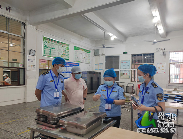 蓝山县市场监督管理局加强高考期间食品安全监管,为高考保驾护航2.jpg 蓝山县市场监督管理局加强高考期间食品安全监管,为高考保驾护航2.jpg