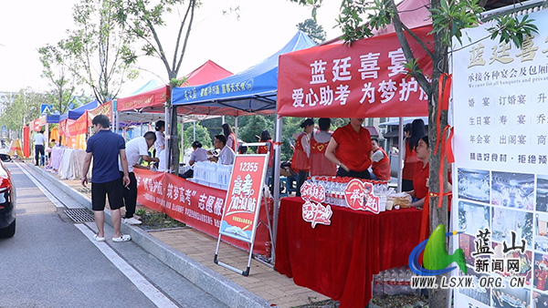 我县多方联动开展爱心助考志愿服务活动2.jpg 我县多方联动开展爱心助考志愿服务活动2.jpg