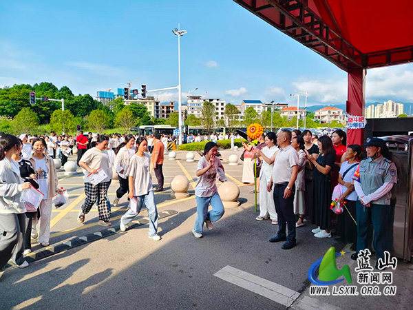(图片新闻)蓝山:2308名考生奔赴高考考场5.jpg