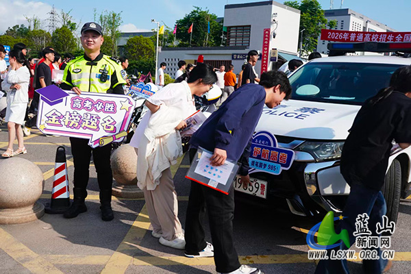 (图片新闻)蓝山:2308名考生奔赴高考考场3.jpg