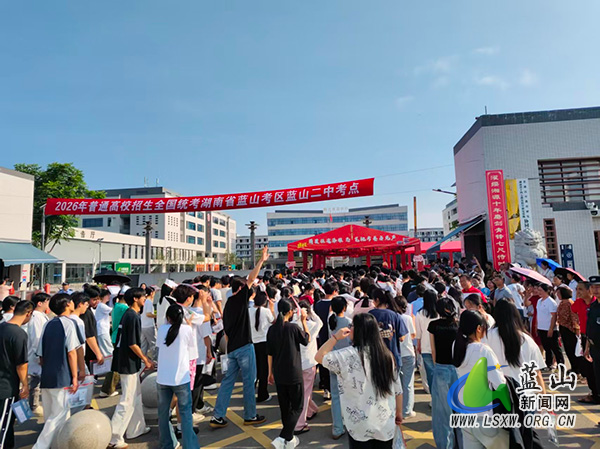 (图片新闻)蓝山:2308名考生奔赴高考考场2.jpg