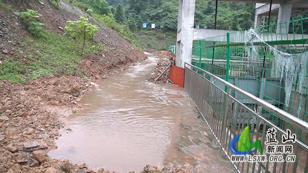 县自来水公司:强降雨引发水源浊度暴涨 供水人员连夜奋战守护供水“生命线”.jpg 县自来水公司:强降雨引发水源浊度暴涨 供水人员连夜奋战守护供水“生命线”.jpg