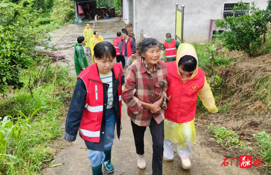 易家渡镇开展地灾山洪应急避险演练1.jpg 易家渡镇开展地灾山洪应急避险演练1.jpg
