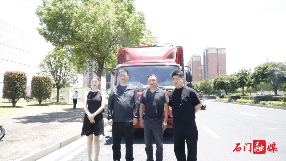 湘之文化(北京)有限公司为石门灾区捐赠10000米专用水管2.jpg 湘之文化(北京)有限公司为石门灾区捐赠10000米专用水管2.jpg