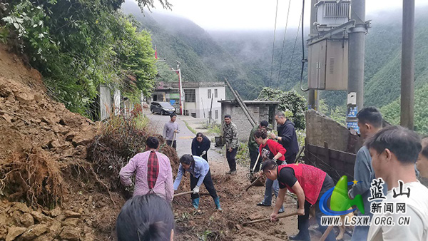 汇源瑶族乡:暴雨塌方阻通道 干群同心抢通便民路.jpg 汇源瑶族乡:暴雨塌方阻通道 干群同心抢通便民路.jpg
