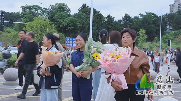 新闻特写：落笔收官辞仲夏 逐光启航赴新程2.jpg