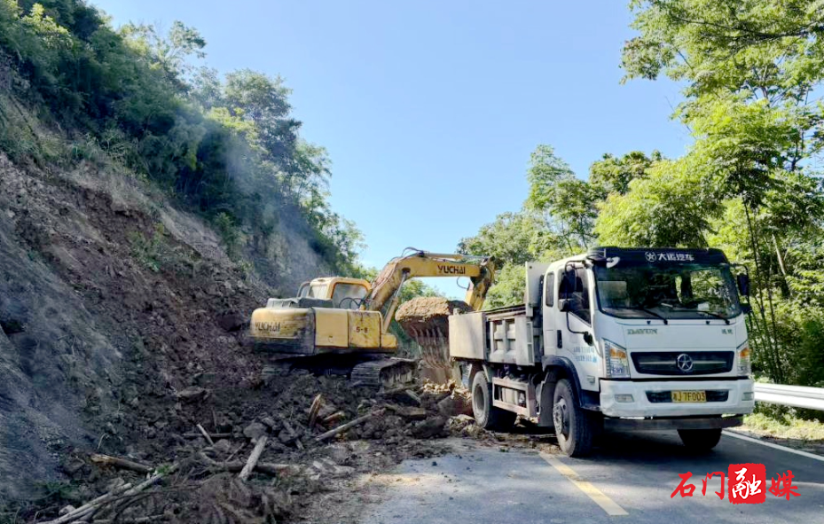 子良镇:闻“险”而动抢通途 筑牢道路安全线1.jpg 子良镇:闻“险”而动抢通途 筑牢道路安全线1.jpg