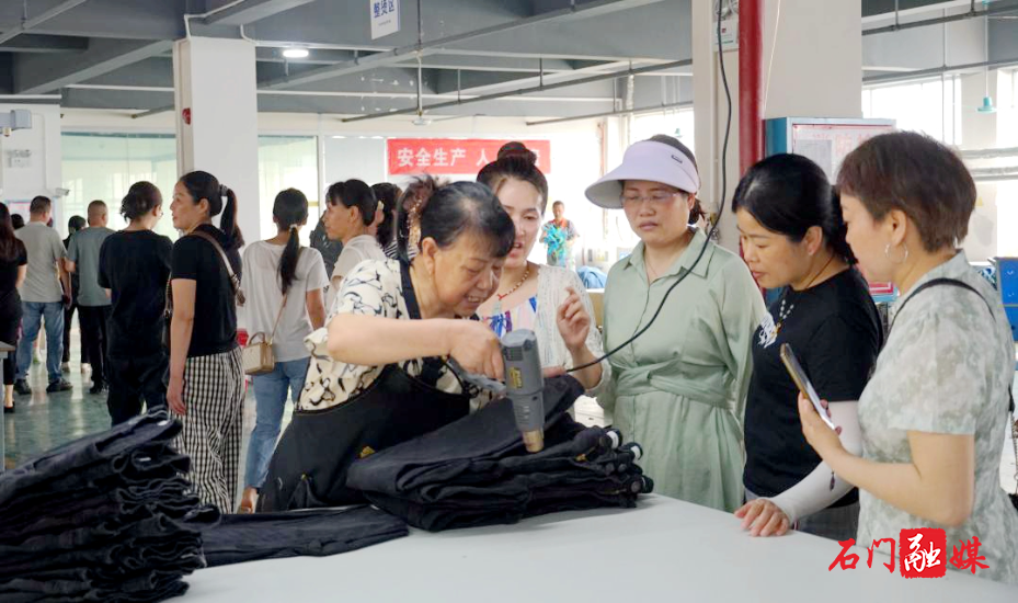 石门县裁缝培训班学员跨省与就近“双通道”就业1.jpg 石门县裁缝培训班学员跨省与就近“双通道”就业1.jpg