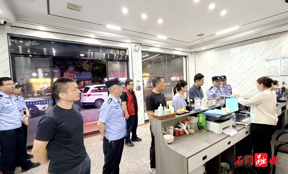 楚江街道:夜间巡查重点场所 抓实“利剑护蕾”工作1.jpg 楚江街道:夜间巡查重点场所 抓实“利剑护蕾”工作1.jpg