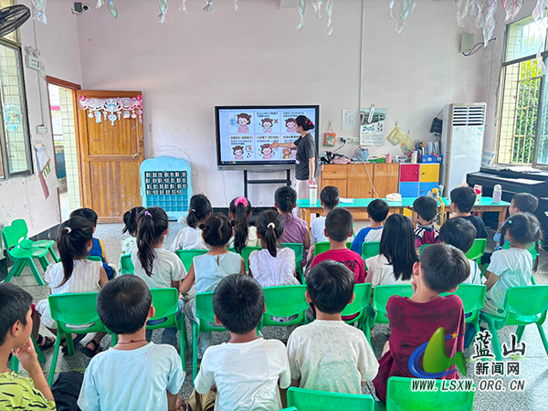 毛俊中心幼儿园开展安全应急主题班会.jpg 毛俊中心幼儿园开展安全应急主题班会.jpg